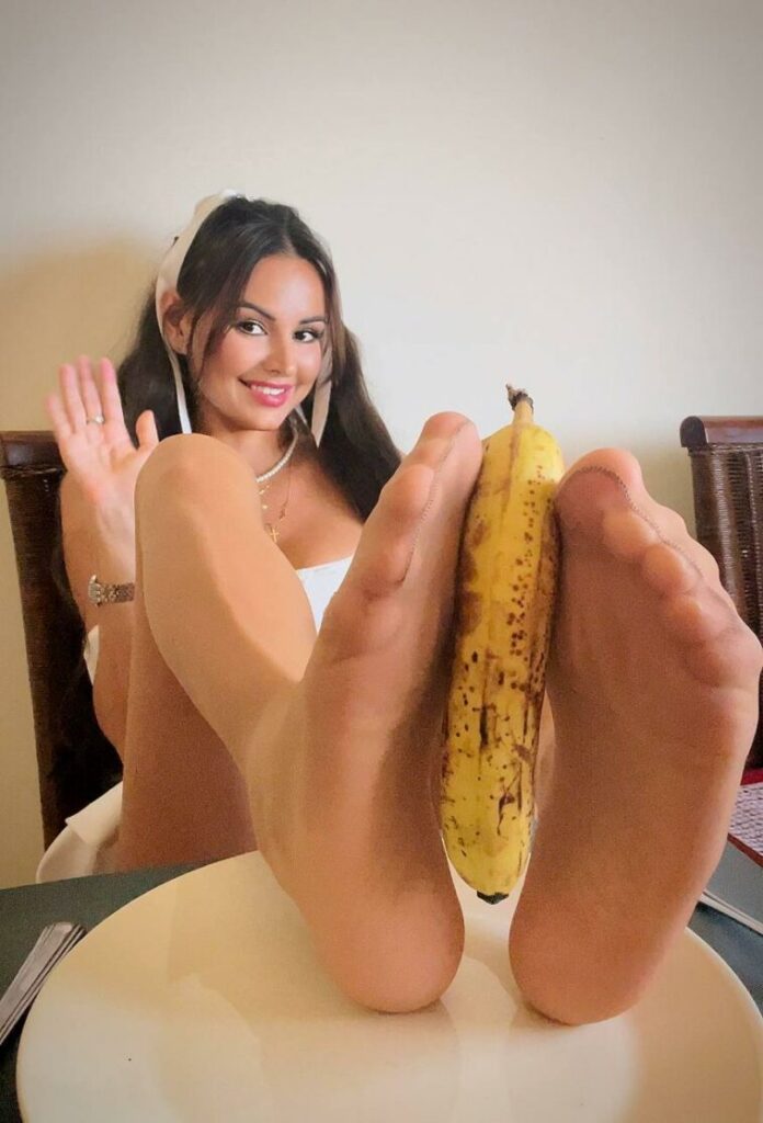 woman learning how to have foot fuck